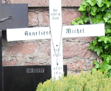 Het opschrift op het kruis van het graf van Anneliese Michel